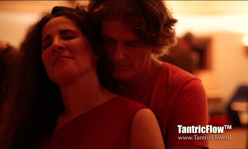 Een deelnemer omhelst liefdevol een deelneemster tijdens een ecstatic dance process bij TantricFlow™, waar verbinding en bewustzijn centraal staan.