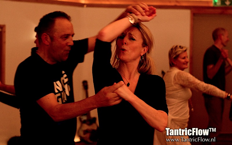 TantricFlow.nl met Heino Jansen = een combi van tantric dance, blotevoetendans, bewustzijn, verbinding. ecstatic dance, tantra, tantrische dansen, mindful aanraken, liefdevolle connectie