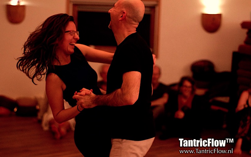 Heino danst met assistente Jennke tijdens een bewustzijnsverruimende workshop van TantricFlow™