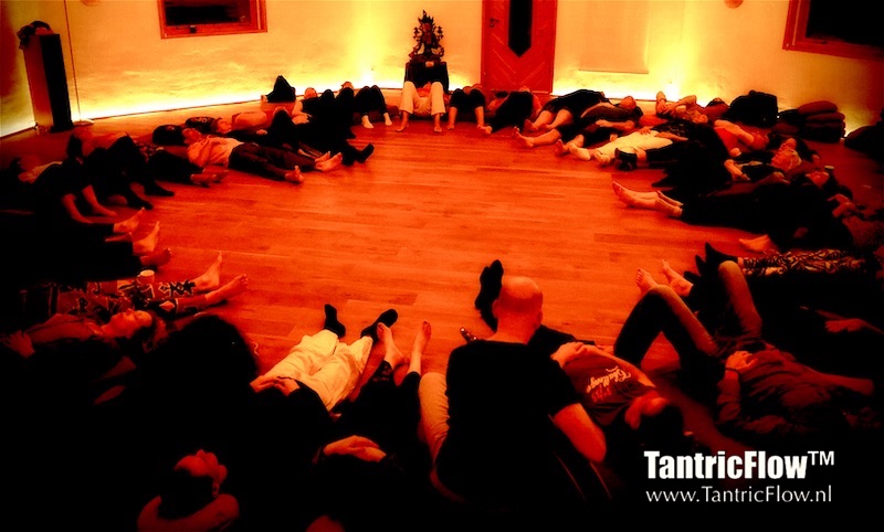 Verrijk je leven met tantrische praktijken die leiden tot diepere zelfliefde en hartverbinding bij TantricFlow™, een plek voor tantrische danservaringen en spirituele groei.
